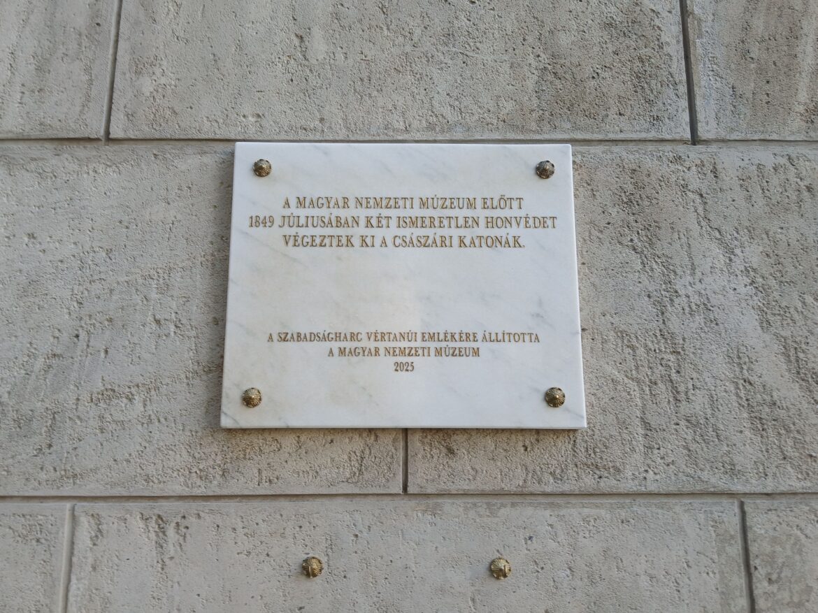 Koszorúzás a Magyar Nemzeti Múzeumban.